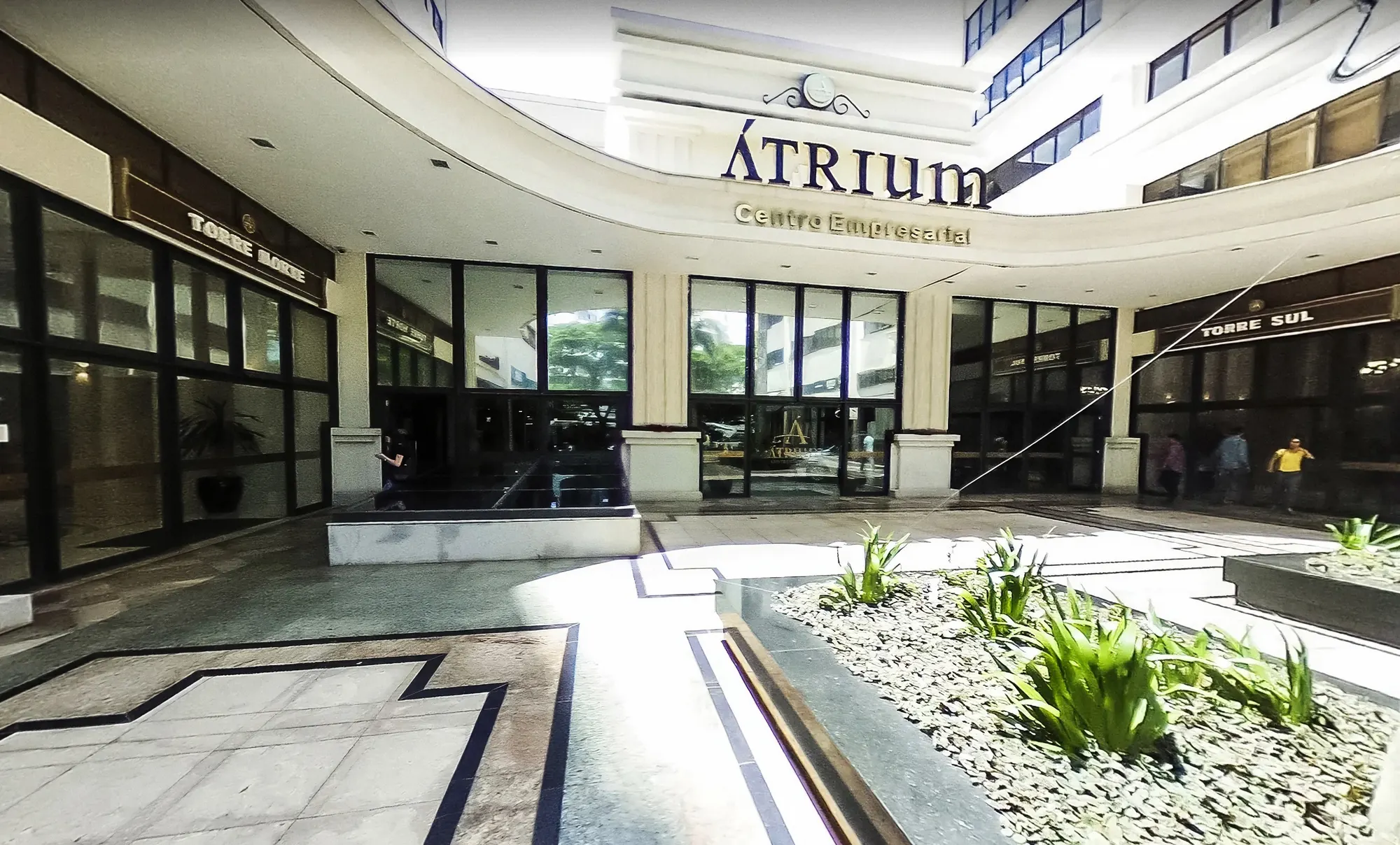 Entrada do Átrium Centro Empresarial com acesso à Torre Norte e à Torre Sul