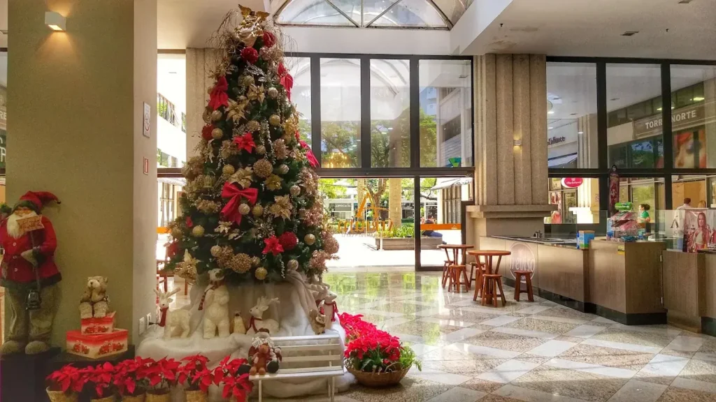 Hall do Átrium com a árvore de Natal e o piso de mármore