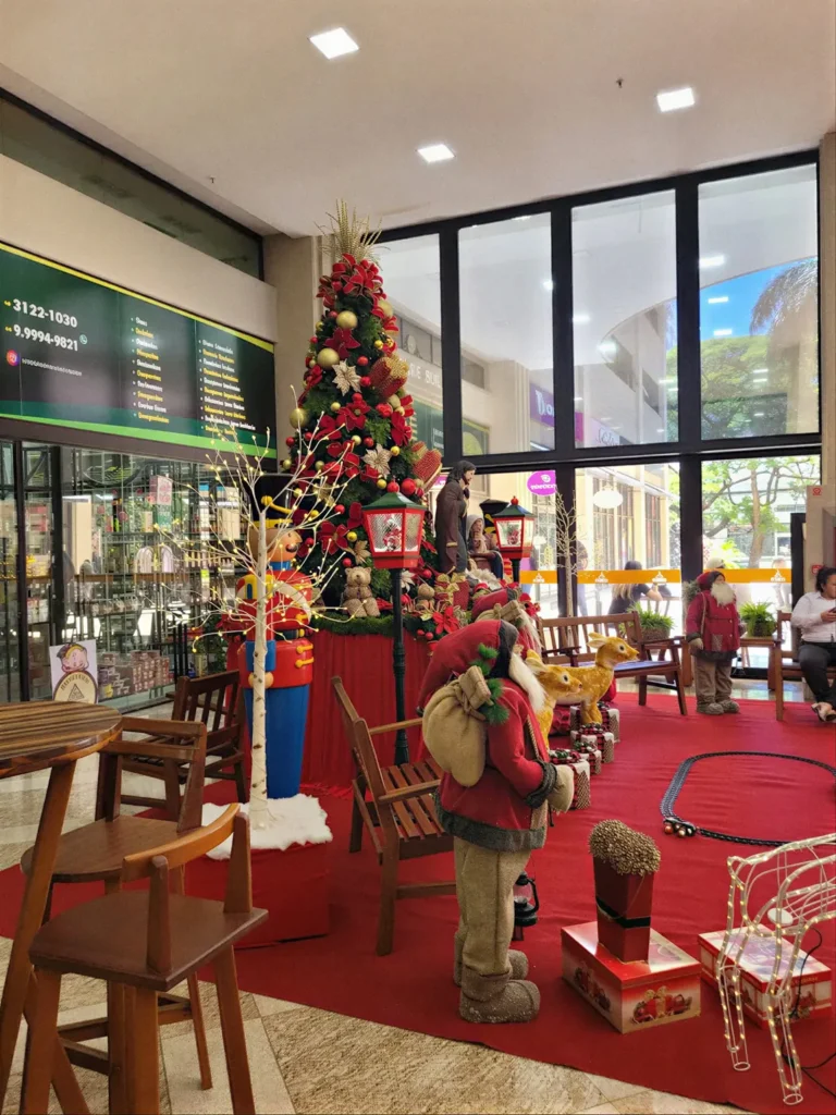 Decoração de Natal no hall do Átrium, ao lado das lojas do térreo