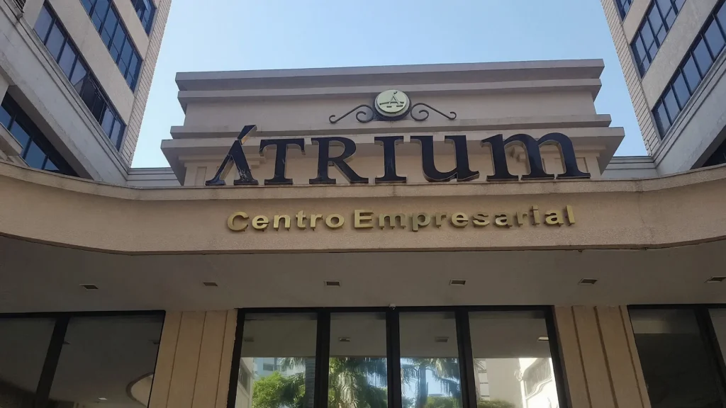 Letreiro Átrium Centro Empresarial na fachada do complexo