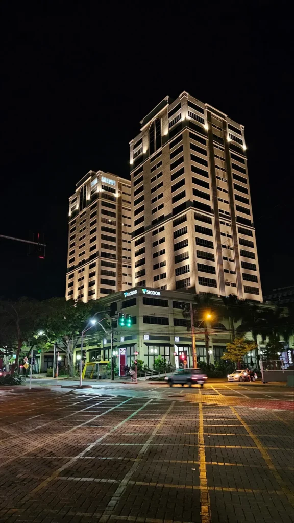 Torres Norte e Sul do Átrium Centro Empresarial iluminadas à noite, em Maringá