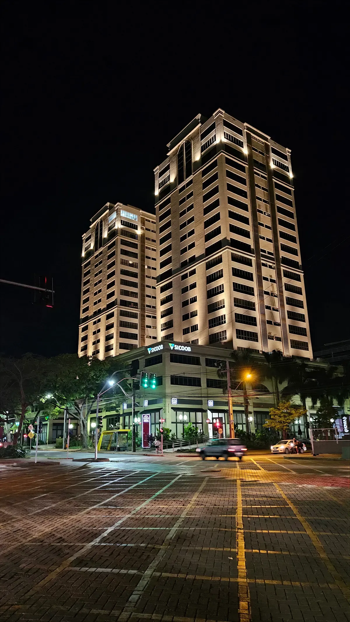 Torres Norte e Sul do Átrium Centro Empresarial iluminadas à noite, em Maringá
