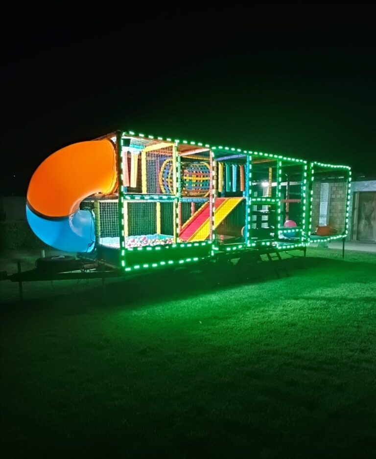 Carretão Playground iluminado à noite