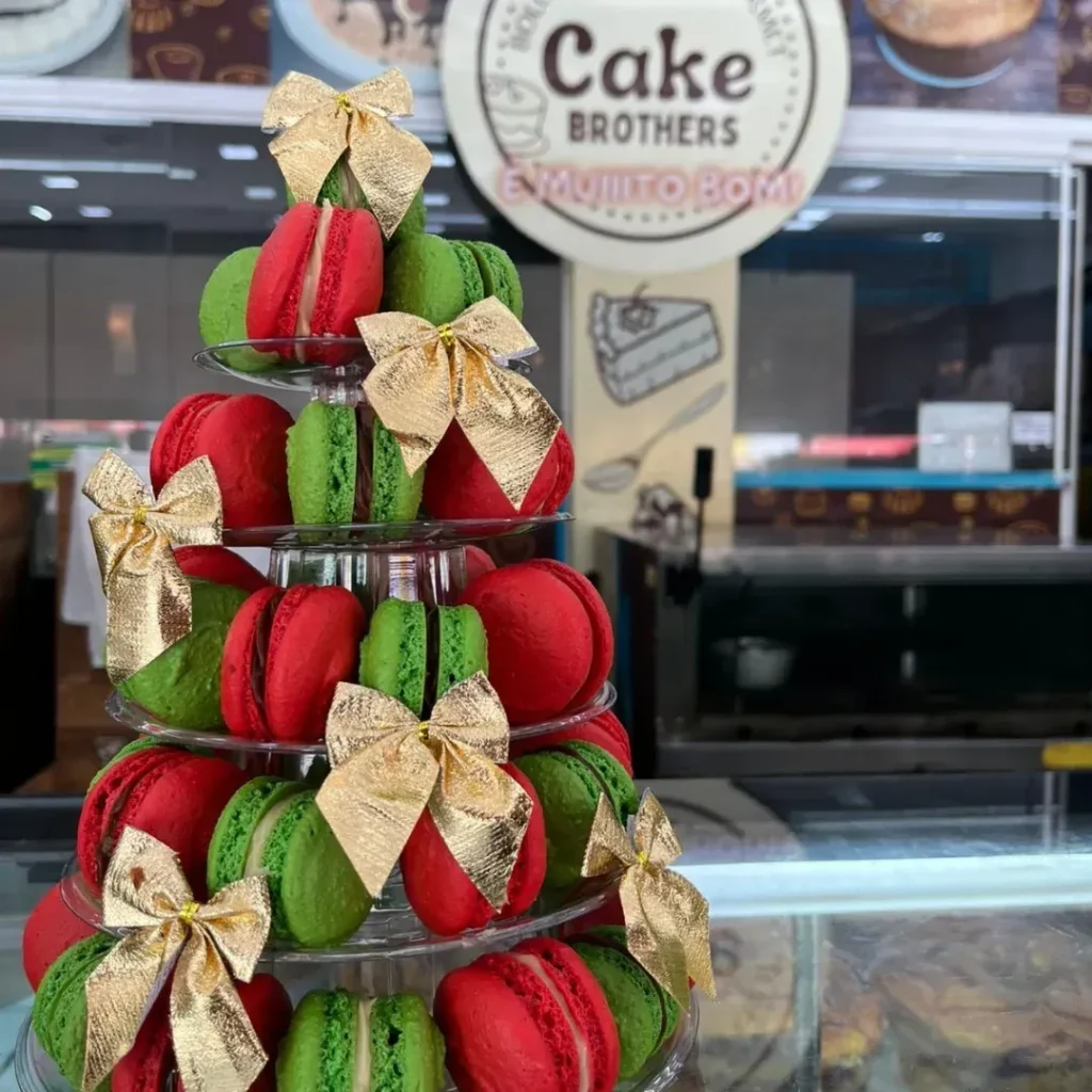 Torre de macarons montada em bolo decorado
