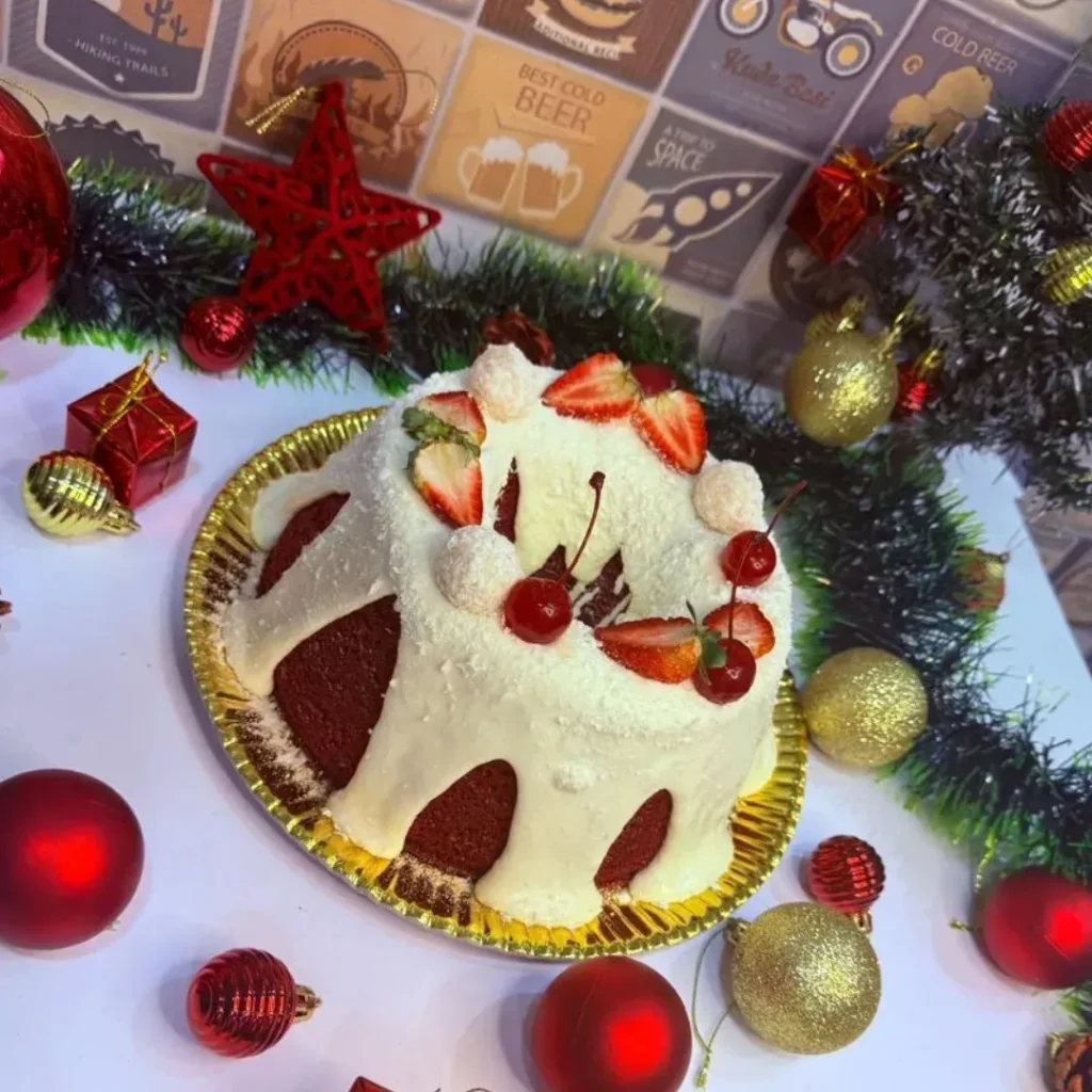 Bolo de coco com cobertura branca