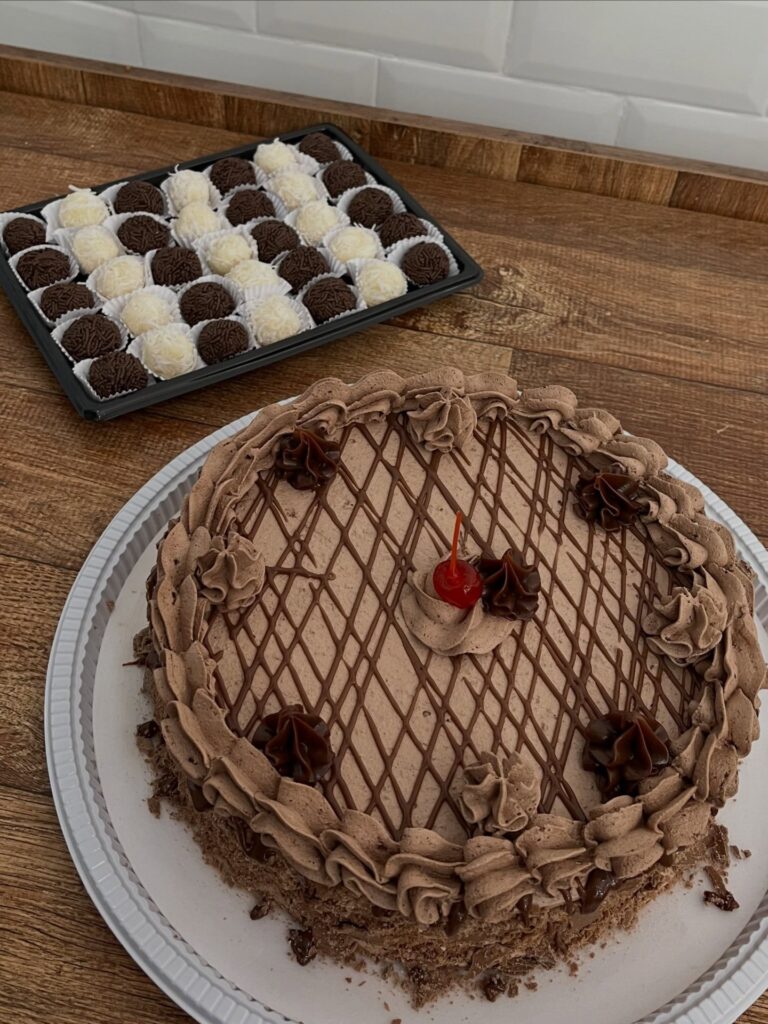Bolo caseiro de chocolate coberto com granulado