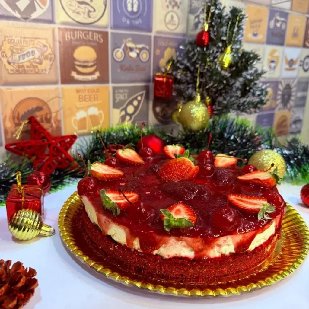 Bolo red velvet decorado com frutas vermelhas