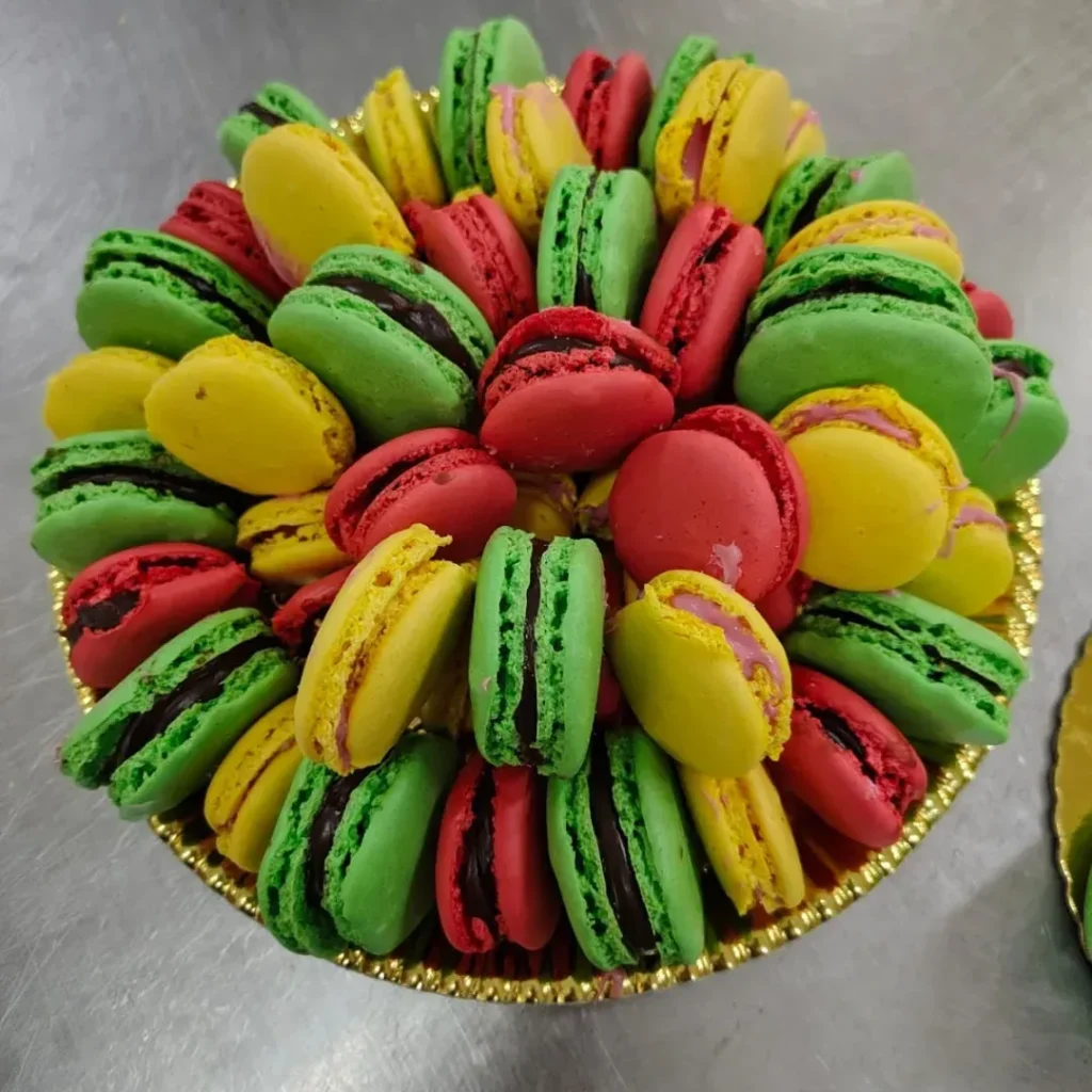 Travessa com macarons coloridos