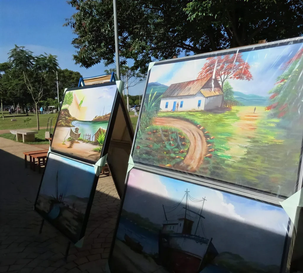 Exposição de quadros a óleo ao ar livre numa praça