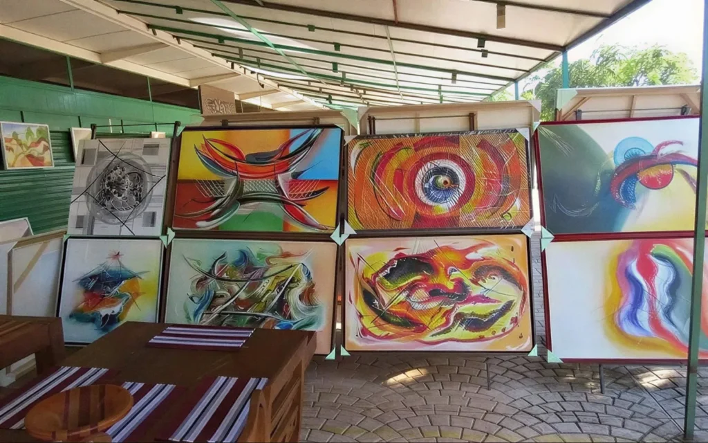 Exposição de pinturas abstratas sob tenda
