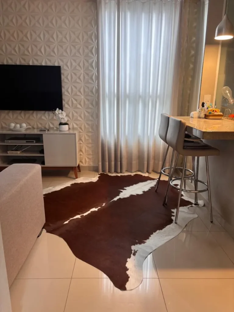 Tapete de couro de boi inteiro marrom e branco na sala integrada