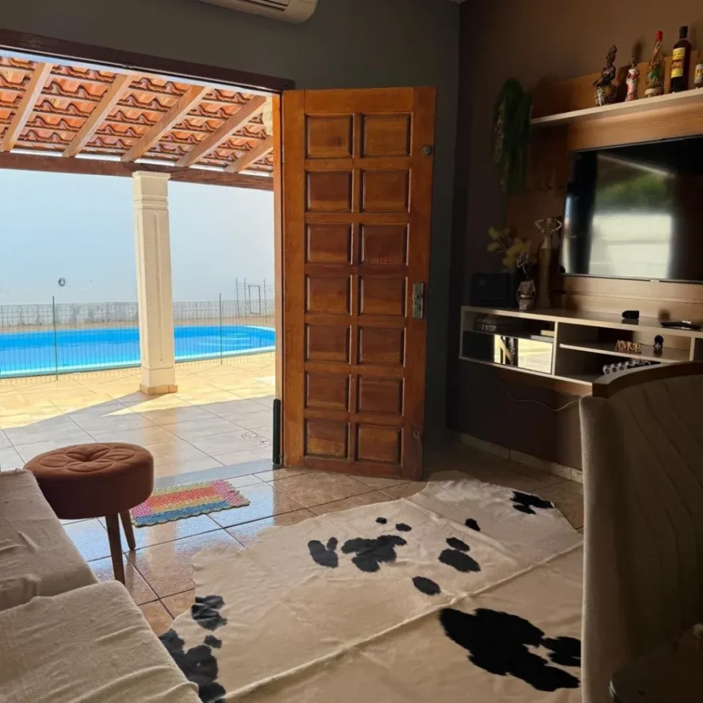 Tapete de couro de boi inteiro preto e branco na sala com saída para a piscina