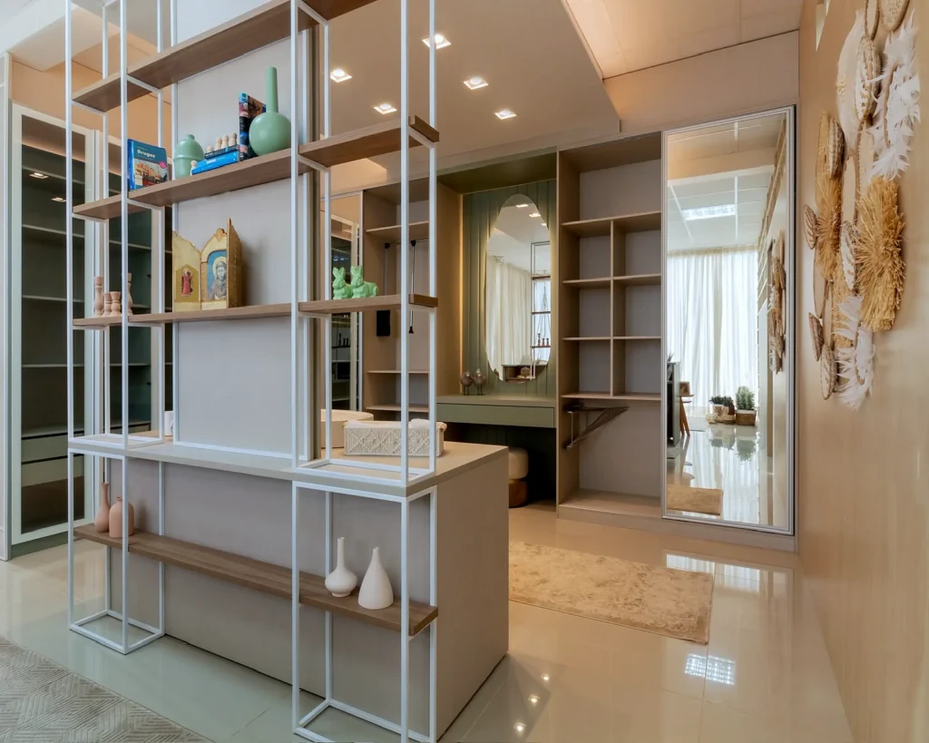 Closet com estante em metal branco, nichos, penteadeira e espelho