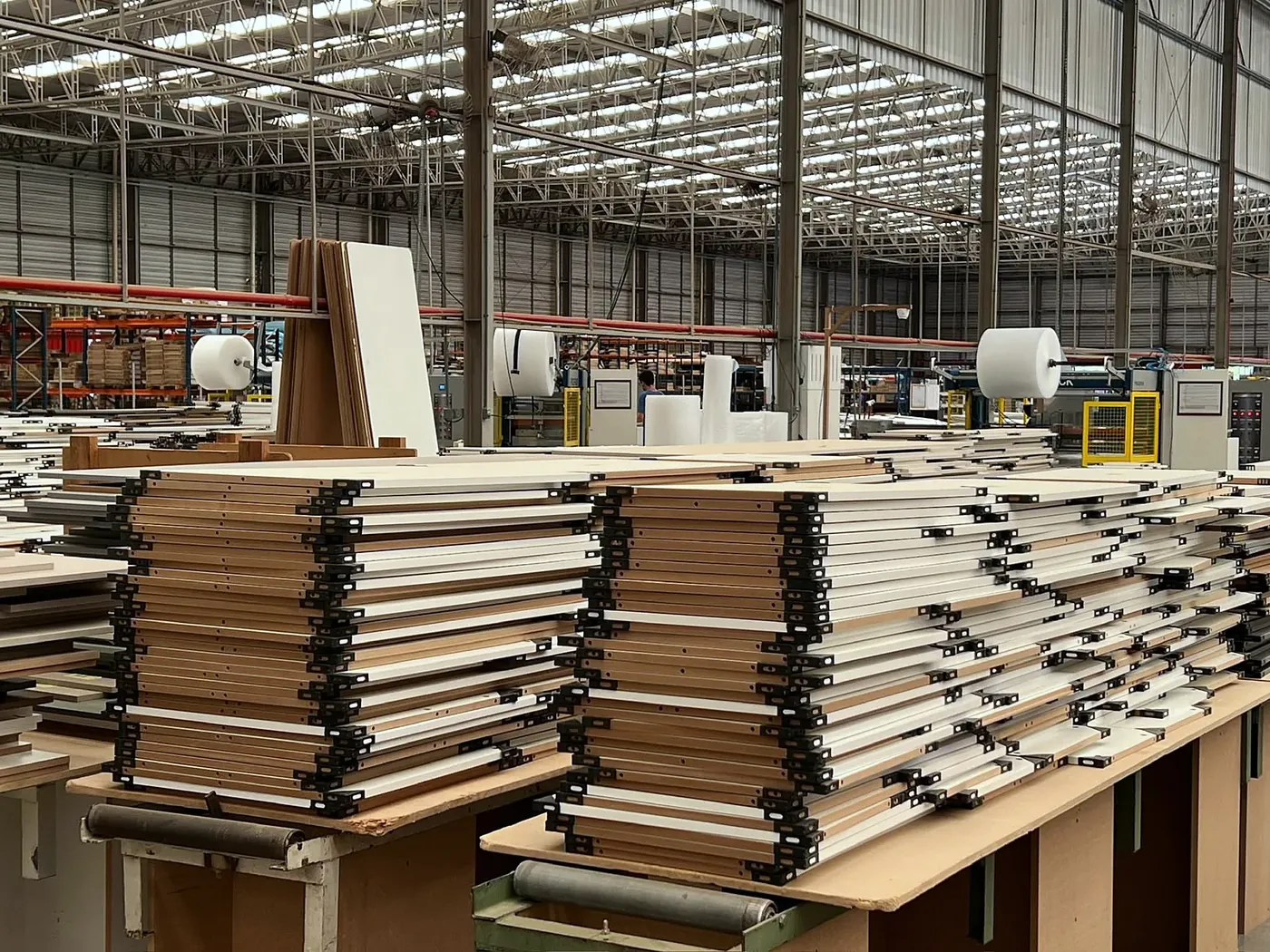 Fábrica da Evolusie: painéis de marcenaria empilhados na linha de produção
