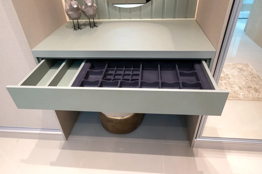 Gaveta de closet aberta com divisórias para joias e acessórios