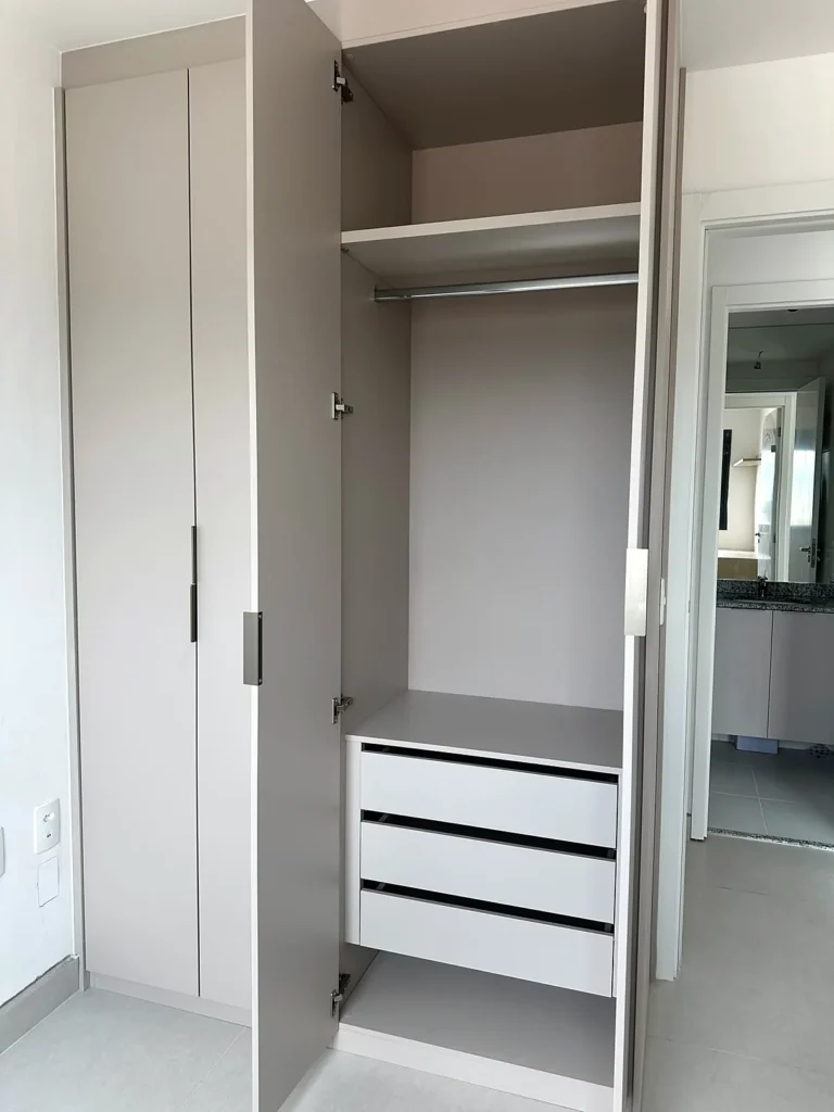 Guarda-roupa planejado instalado, aberto, com cabideiro e gaveteiro internos