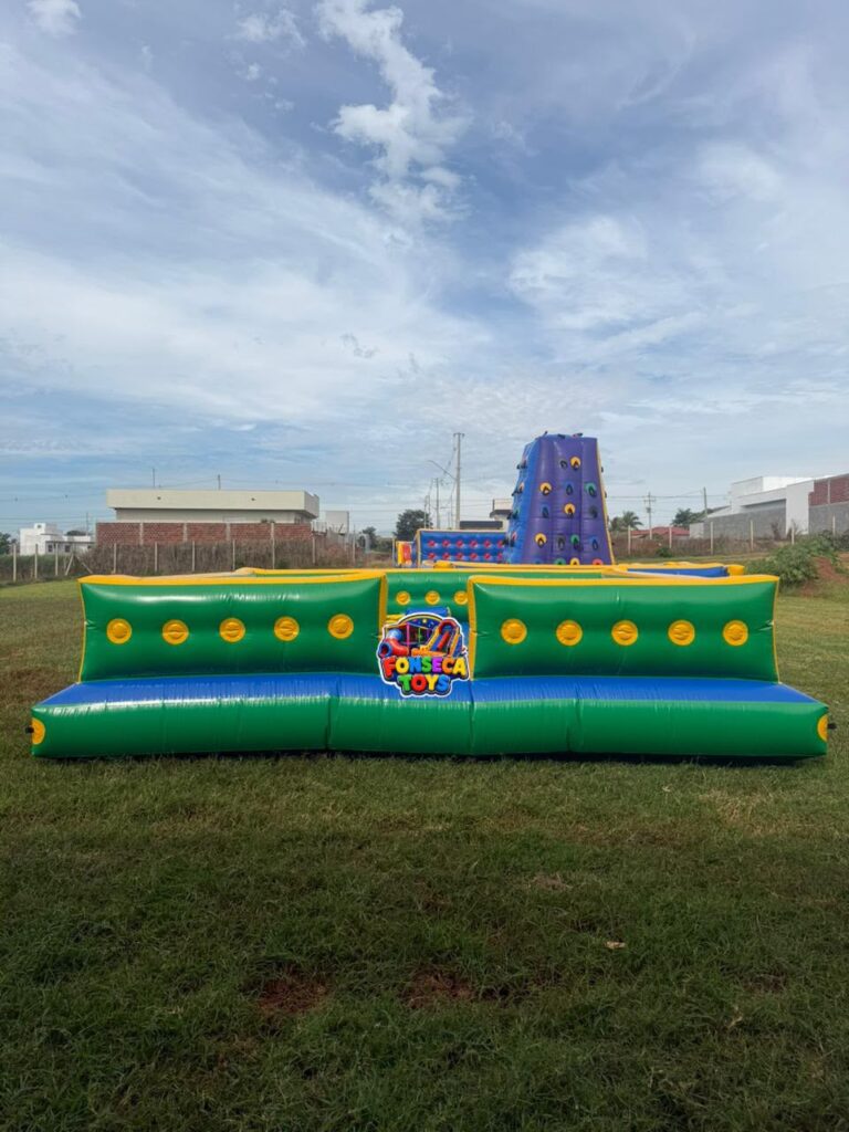 Campo inflável montado em praça de eventos