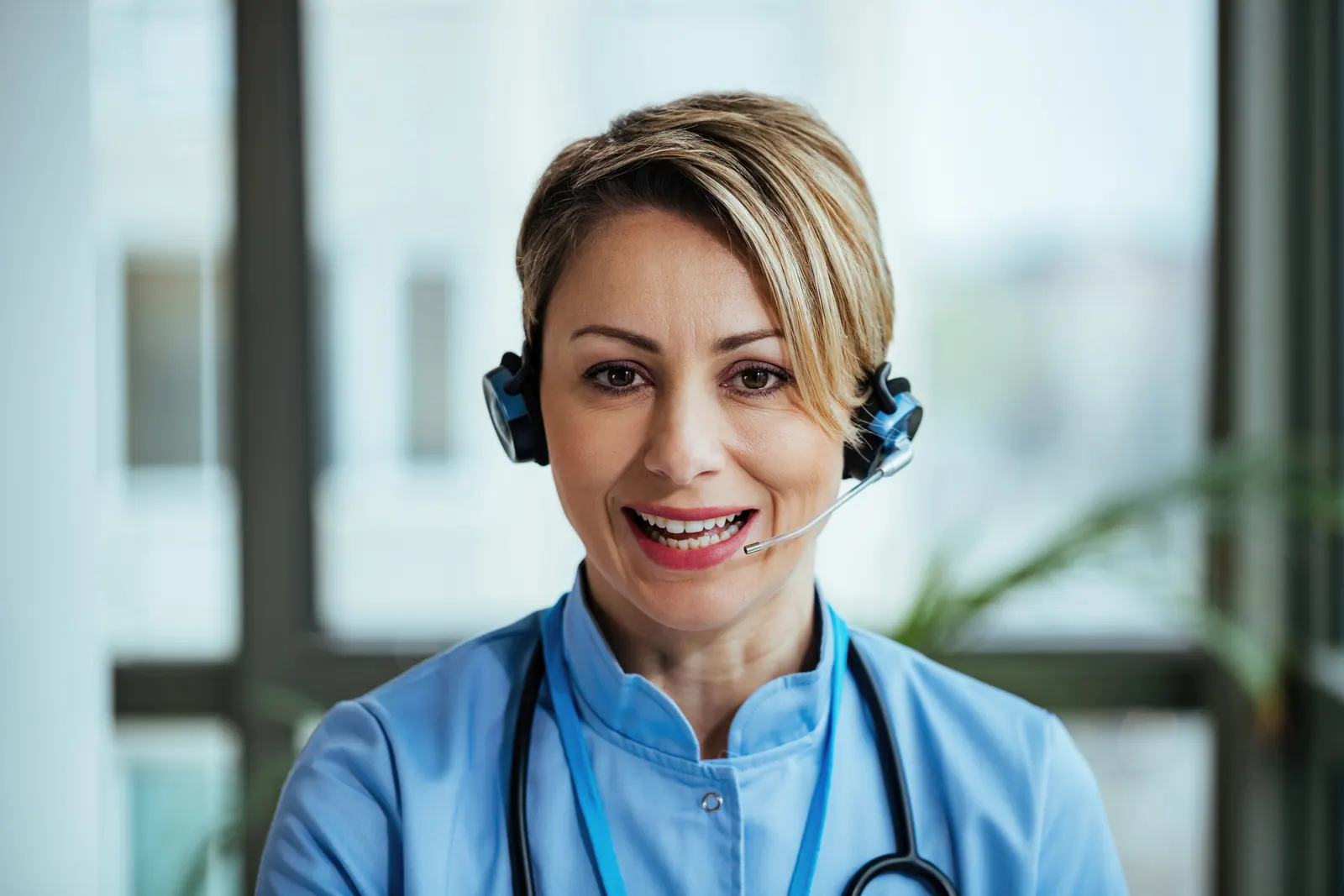 Atendente de central de saúde com headset agendando exames de pacientes