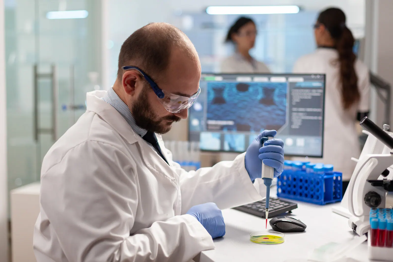 Biomédico pipetando amostra em laboratório de análises clínicas