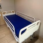 Cama hospitalar manual montada em quarto de apartamento