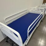 Cama hospitalar manual de 3 movimentos com colchão azul e grades laterais