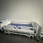 Cama hospitalar automática com grades bipartidas e colchão azul