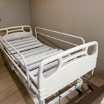 Cama hospitalar manual com três manivelas e grades laterais