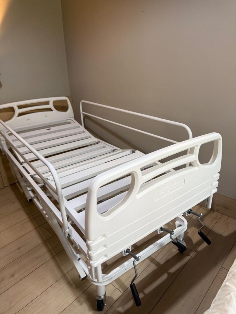 Cama hospitalar manual com três manivelas e grades laterais