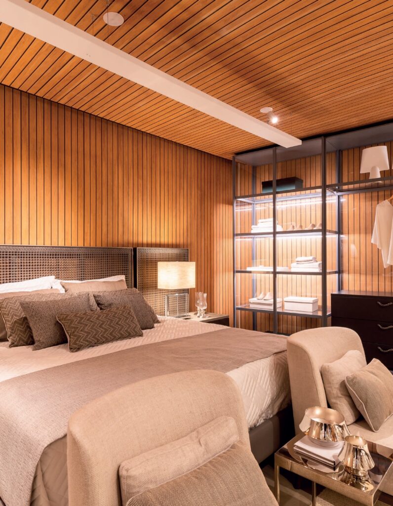 Quarto com forro e revestimento vinílico amadeirado linha marrom