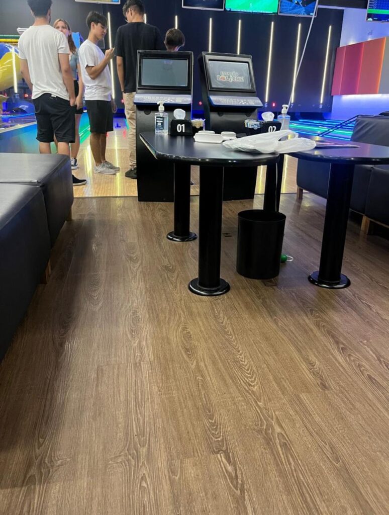 Piso vinílico instalado em espaço comercial de alto tráfego