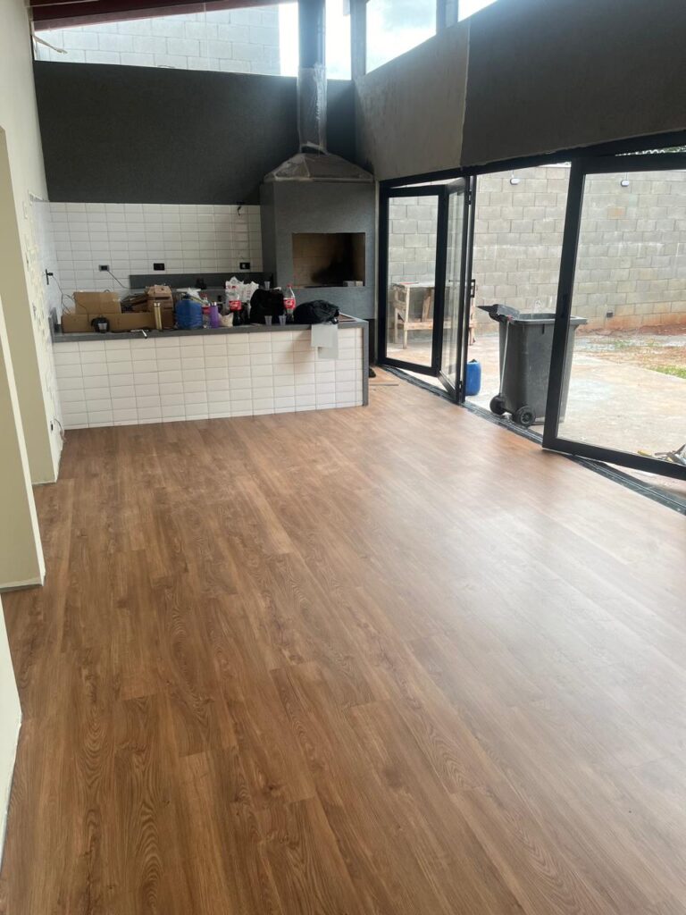 Área gourmet com piso vinílico amadeirado instalado