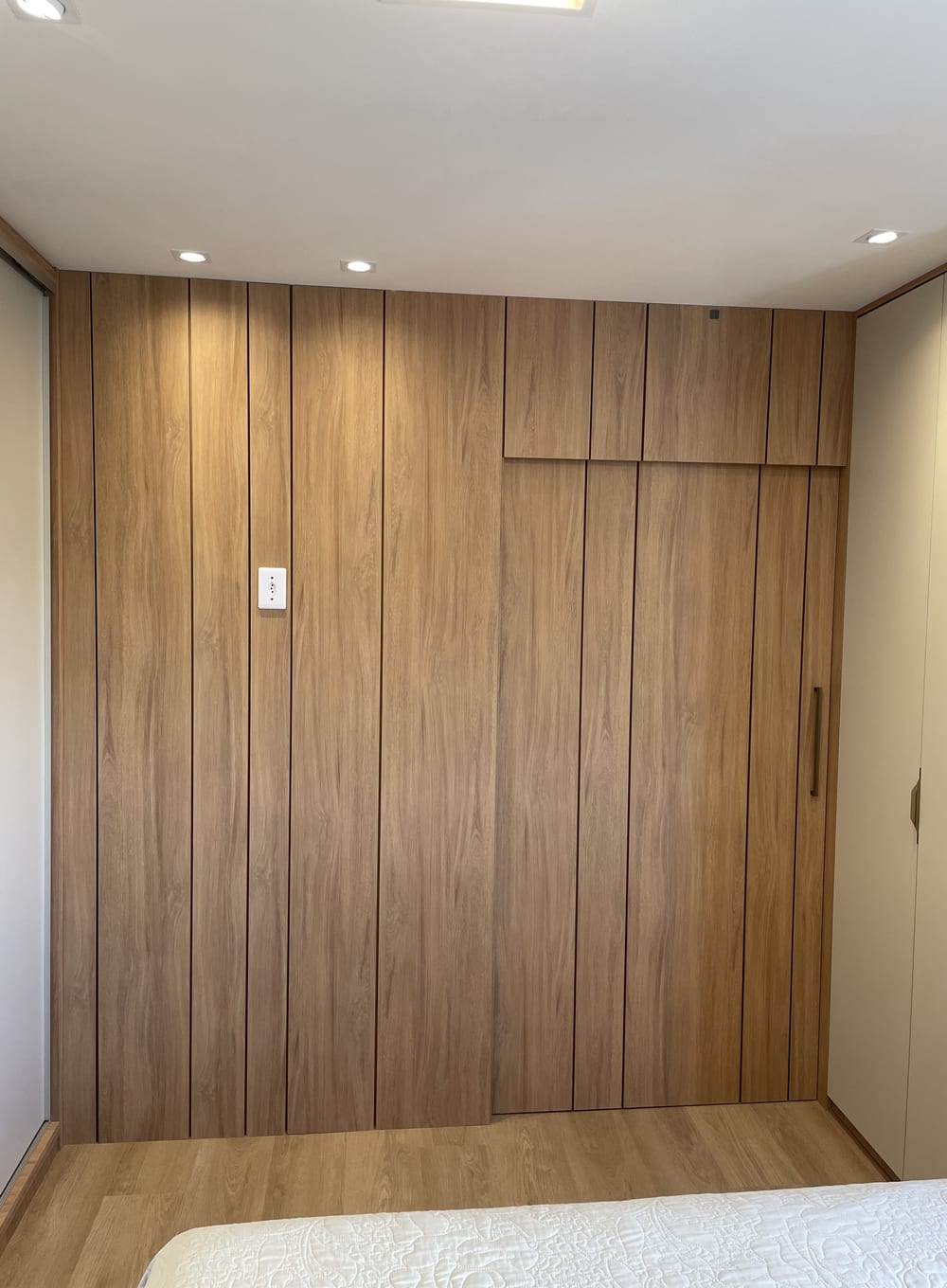 Painel de madeira sob medida com guarda-roupa embutido em dormitorio