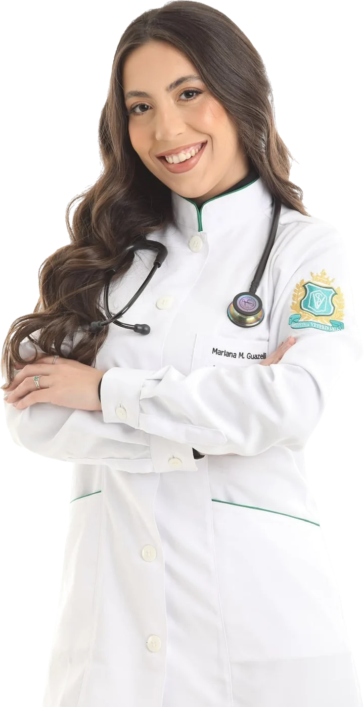 Dra. Mariana Mochi de jaleco, com os braços cruzados e sorrindo