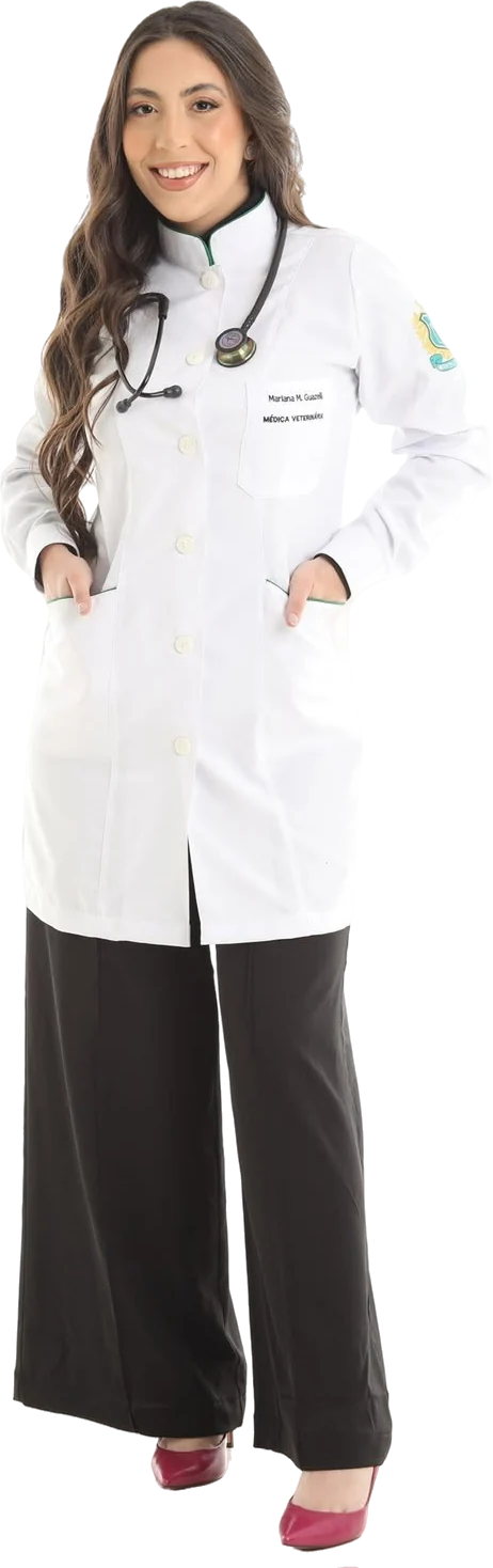 Dra. Mariana Mochi de jaleco, com as mãos nos bolsos