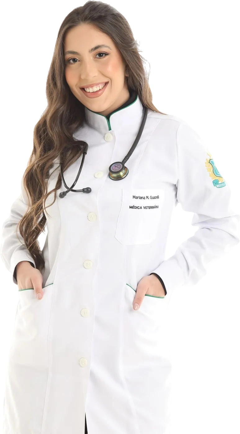 Dra. Mariana Mochi, médica veterinária, sorrindo de jaleco e estetoscópio