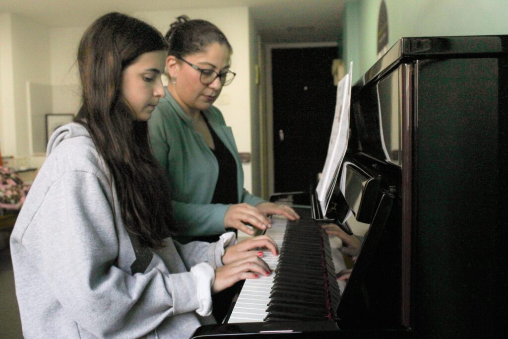 Aula de piano a quatro maos