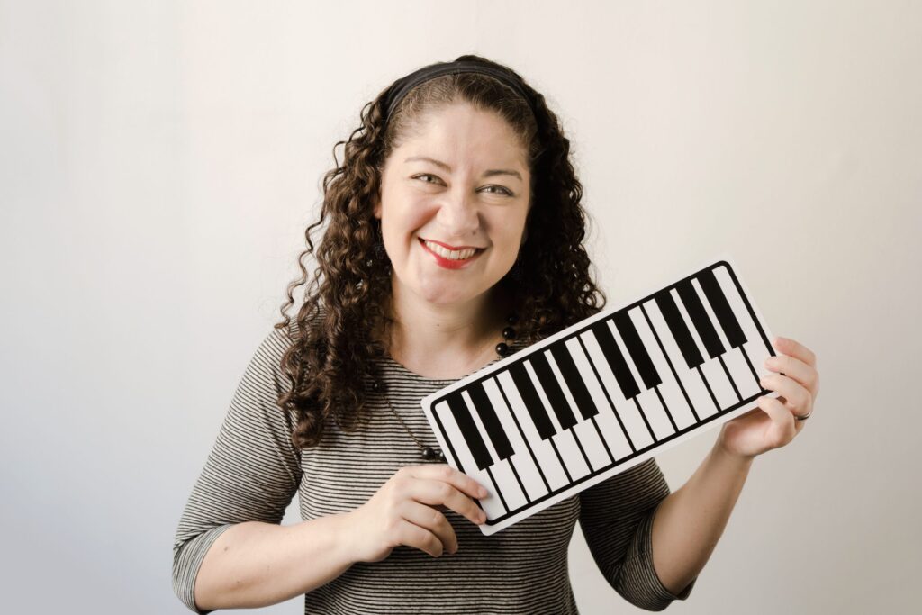 Mirka ao teclado em aula online