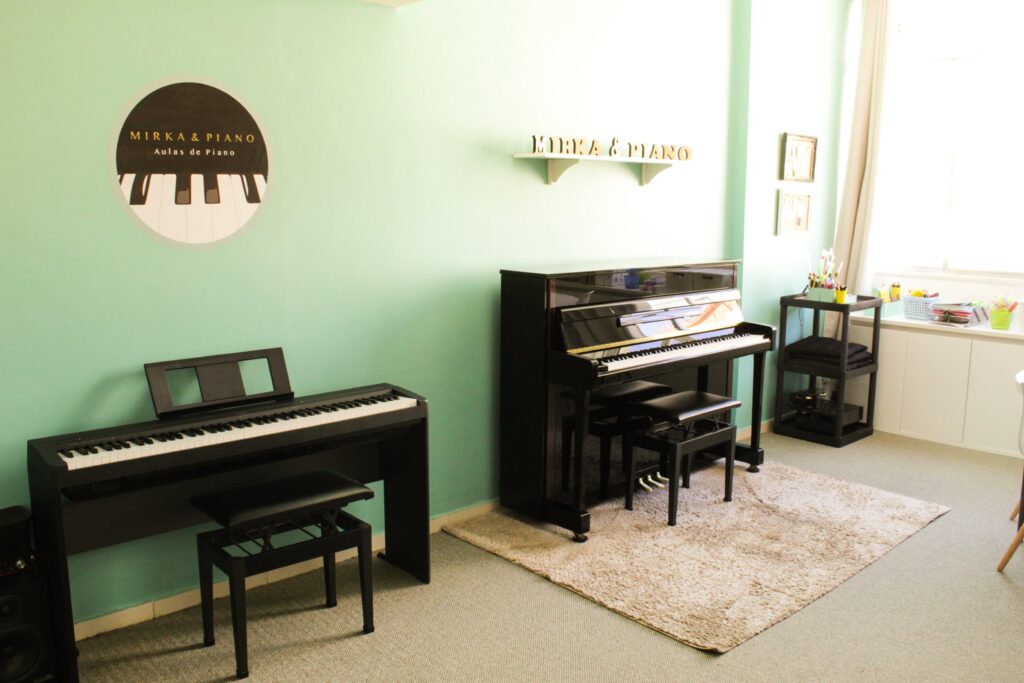 Piano acustico e piano digital lado a lado no studio
