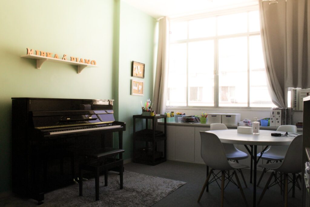 Piano e mesa de estudo na sala do studio