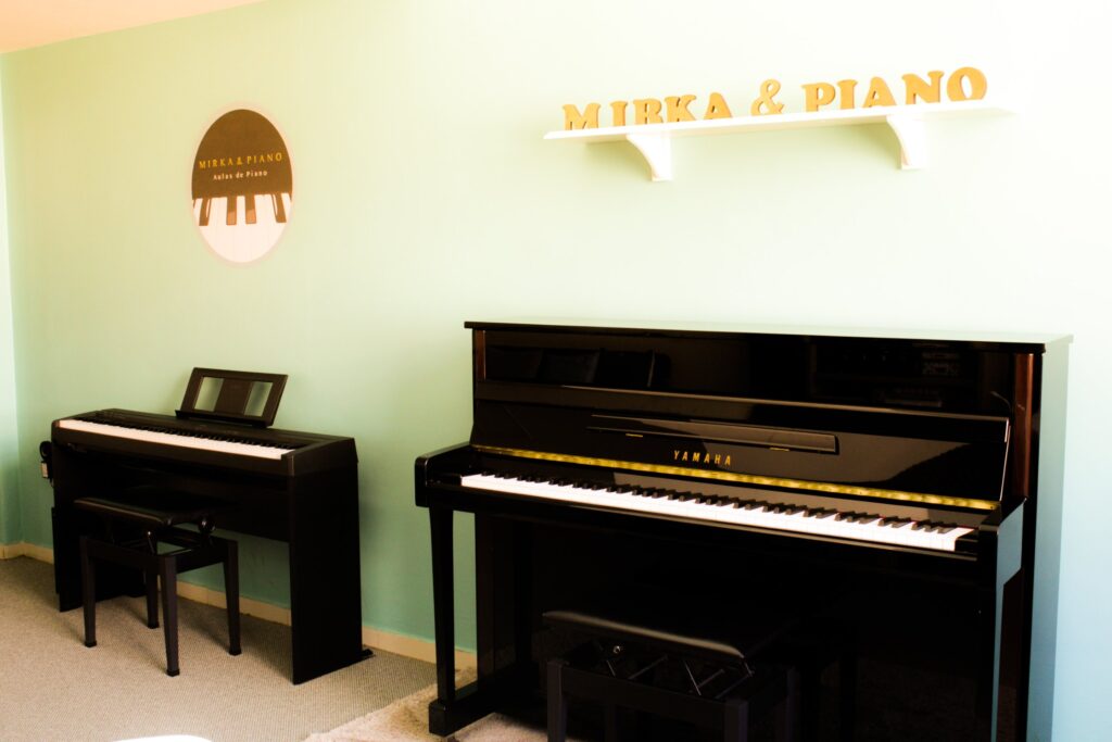 Sala do studio Mirka e Piano com a marca em letras douradas na parede