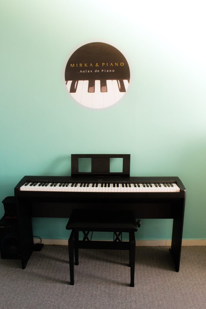 Piano digital do studio sob a marca na parede