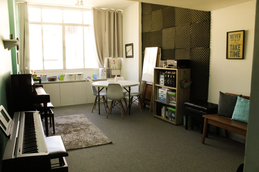 Sala do studio com tratamento acustico e piano digital