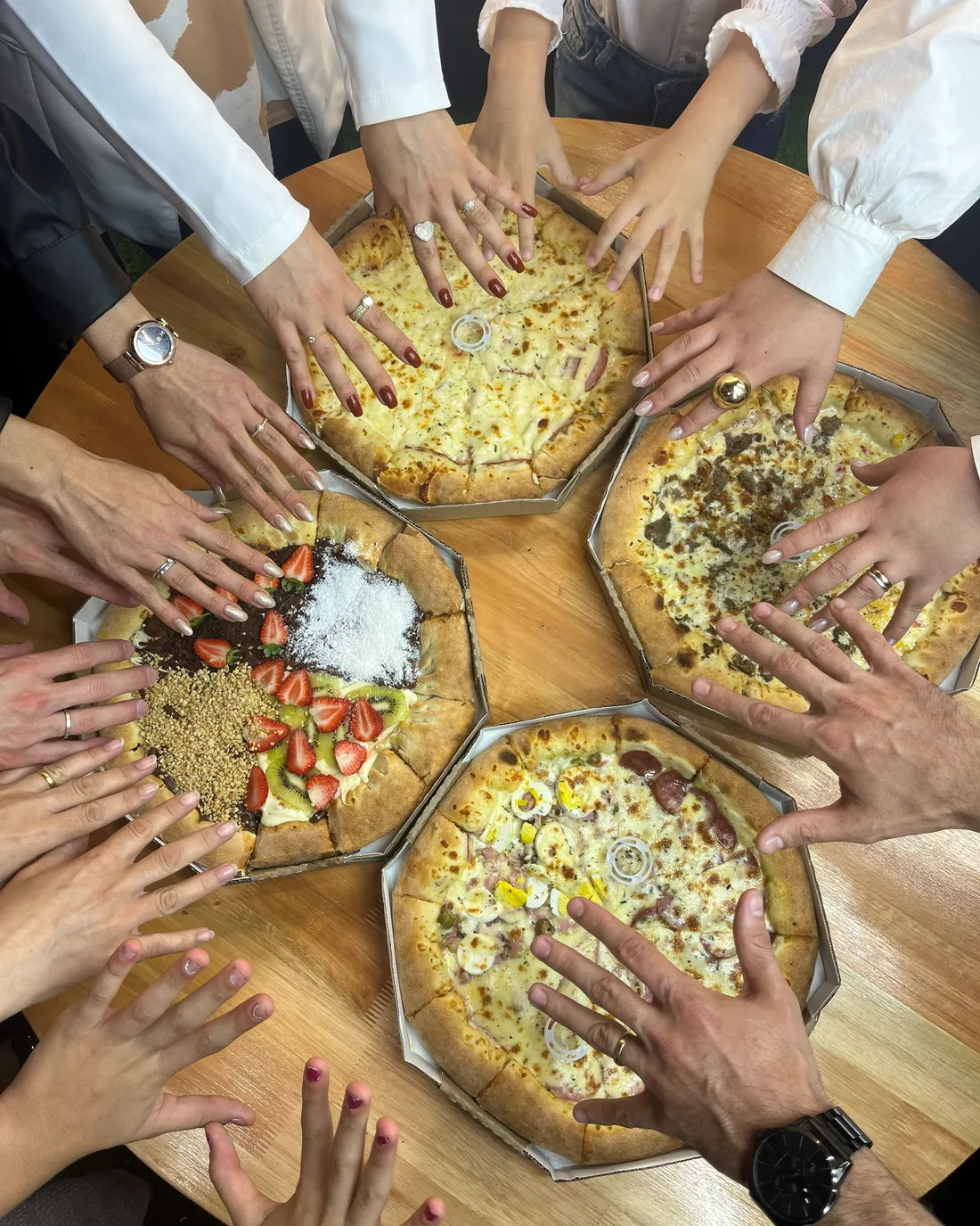 Rodízio em casa com várias pizzas na mesa