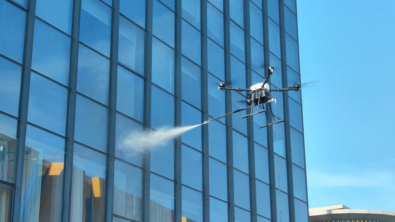 Limpeza de fachadas com drone