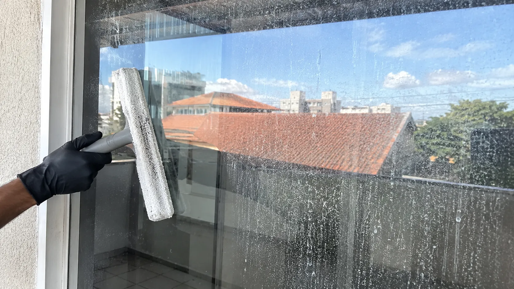 Vidraça com marca d'água antes e depois da limpeza