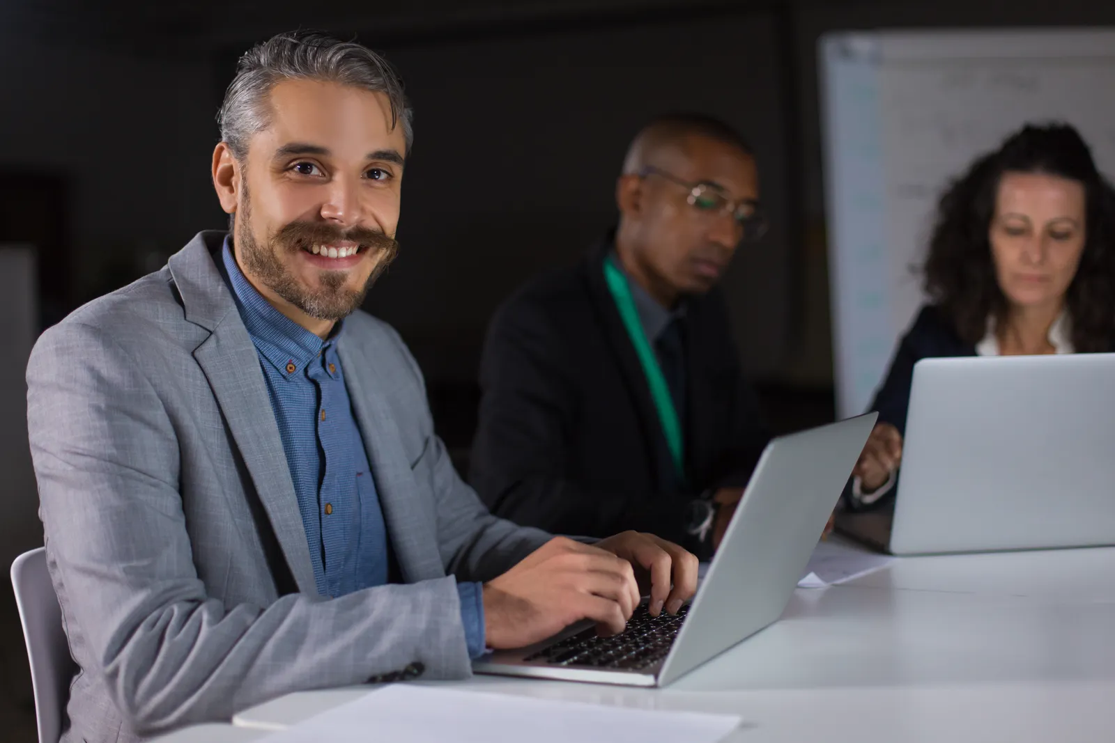 Gestor sorridente trabalhando no escritório da empresa