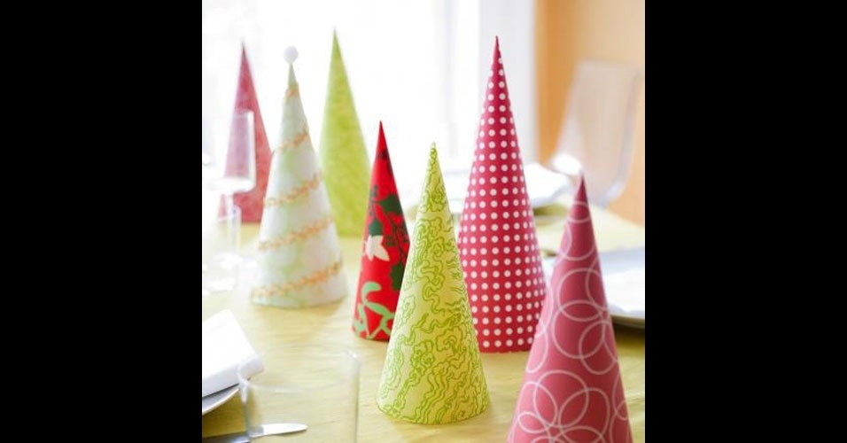 24-distribua-pela-mesa-cones-de-papel-decorados-com-tecidos-coloridos-e-tera-o-efeito-de-diversas-pequenas-arvores-1450791106467_956x50