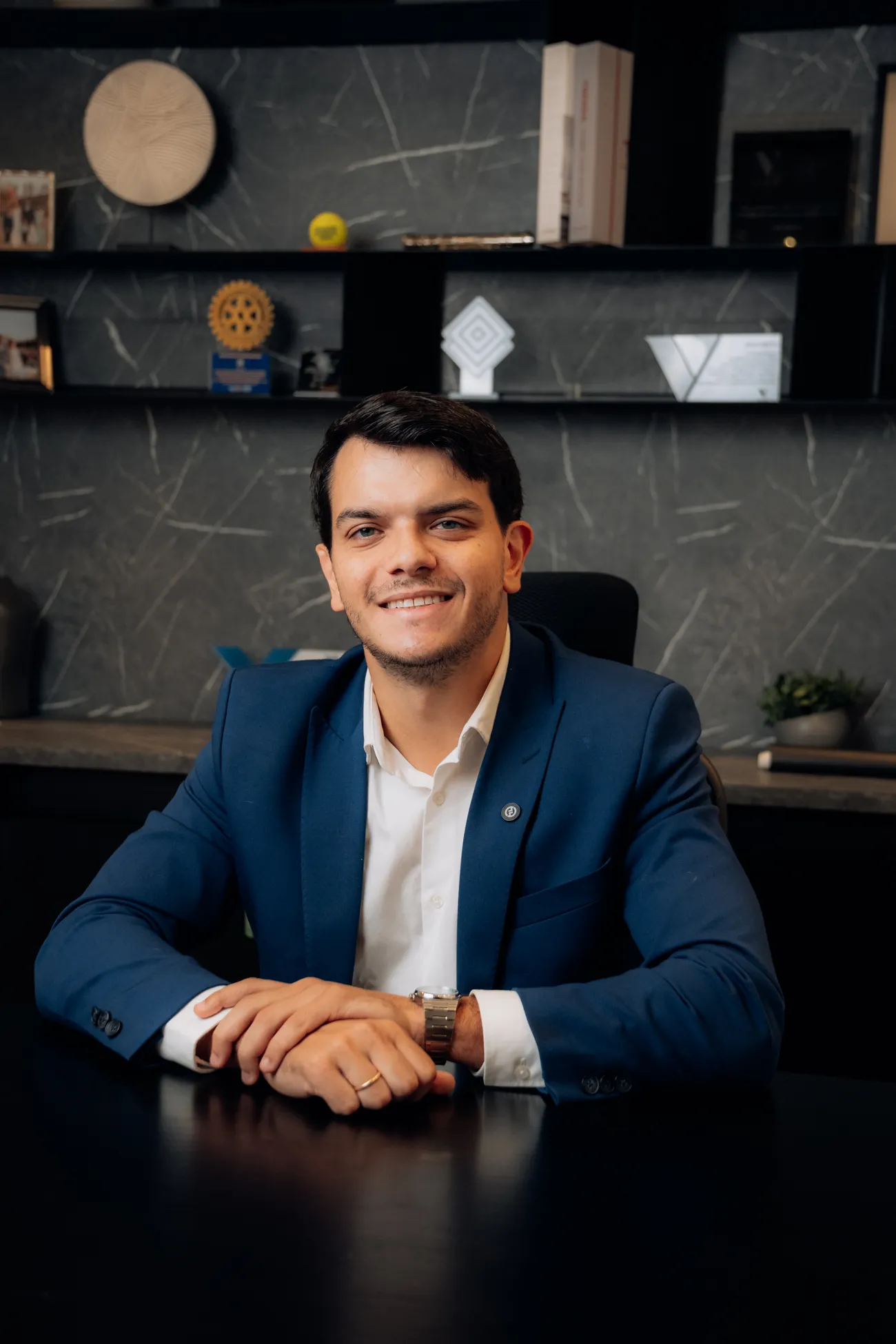 Marcelo Marçola sentado à mesa no escritório