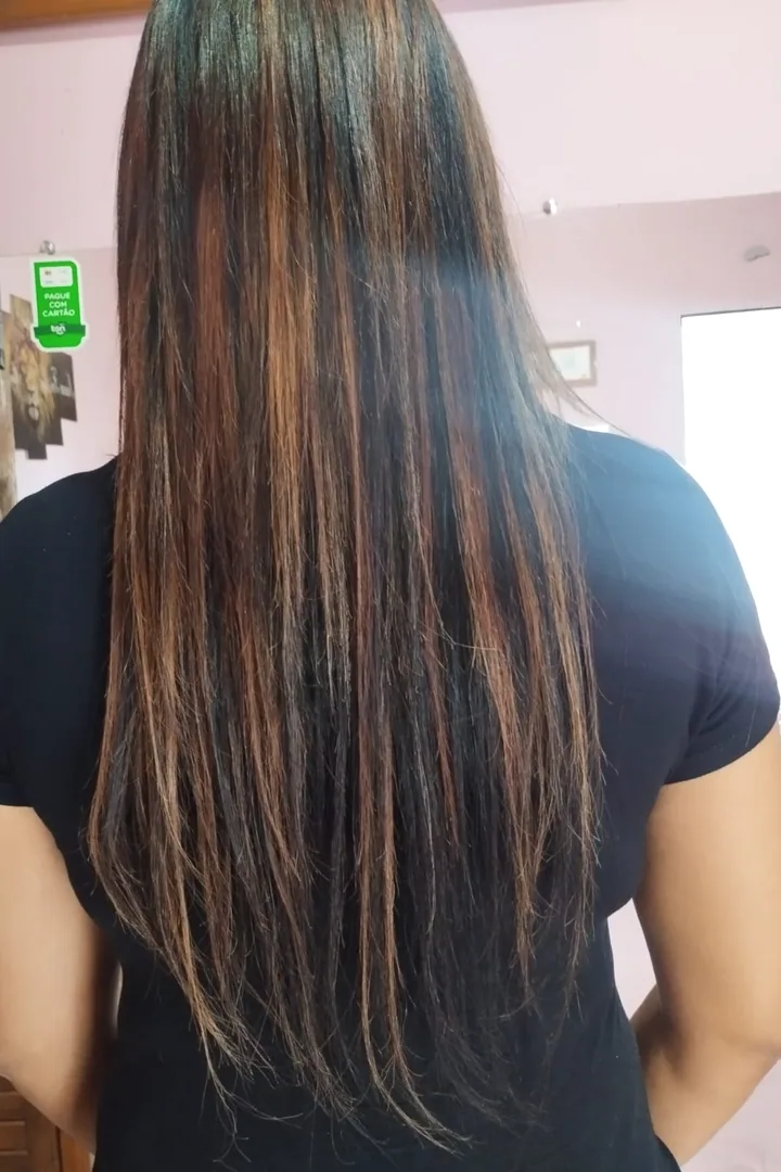 Depois: Mega Hair com mechas iluminadas