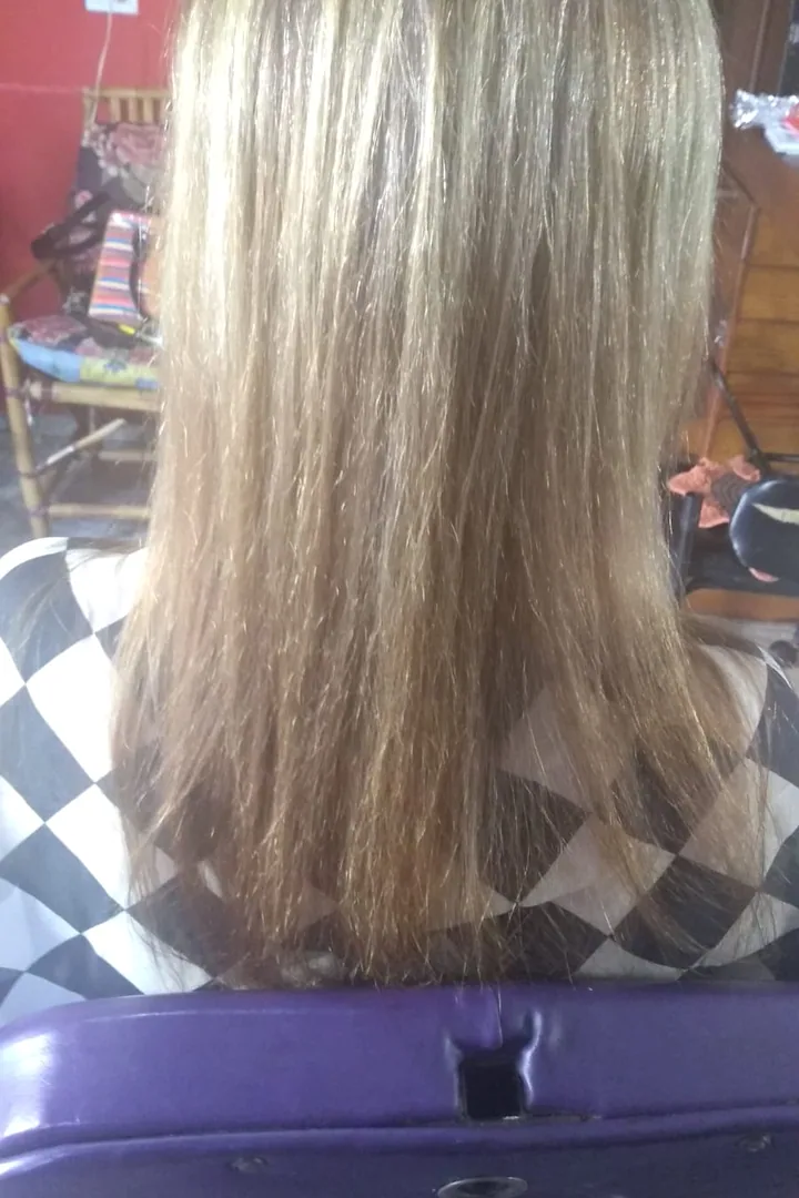 Antes: Mega Hair loiro com ondas